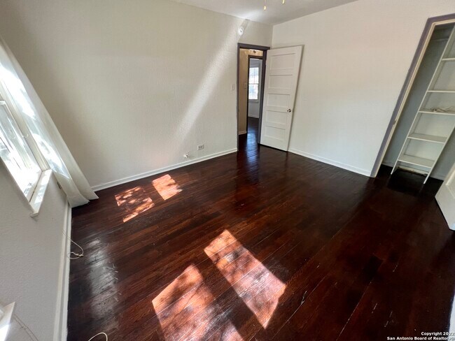 Building Photo - 414 Elmwood Dr