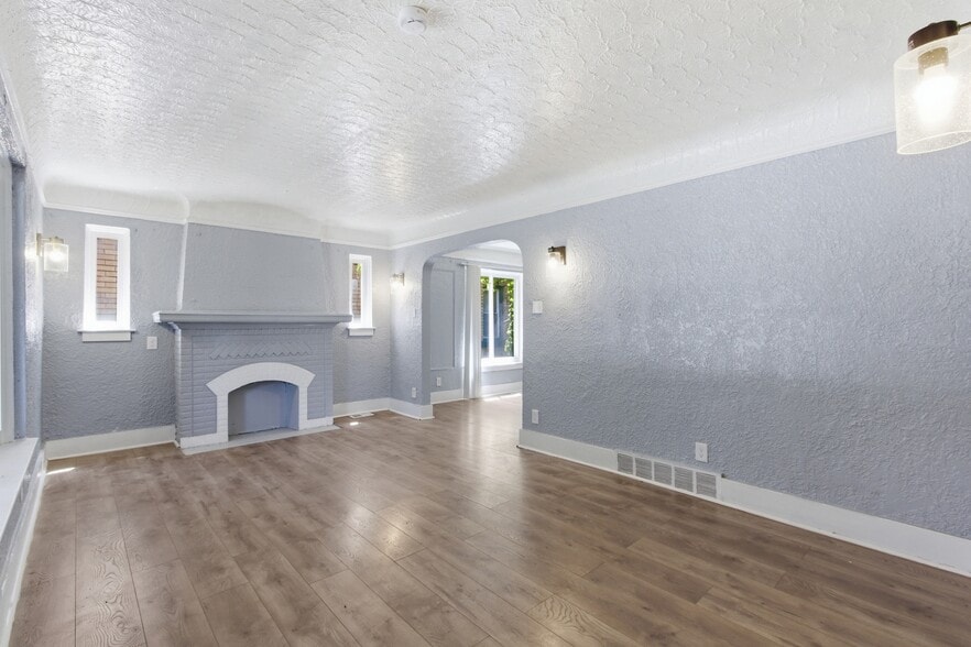Building Photo - 15087 Pinehurst St
