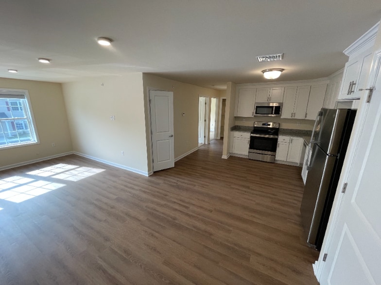 Building Photo - 540 Northend Dr