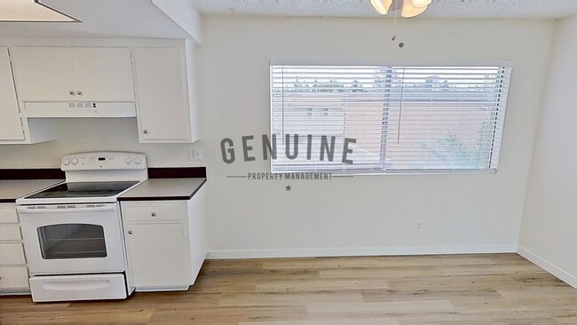 Building Photo - 1 Bedroom  Upstairs Unit in Fullerton - Ne...