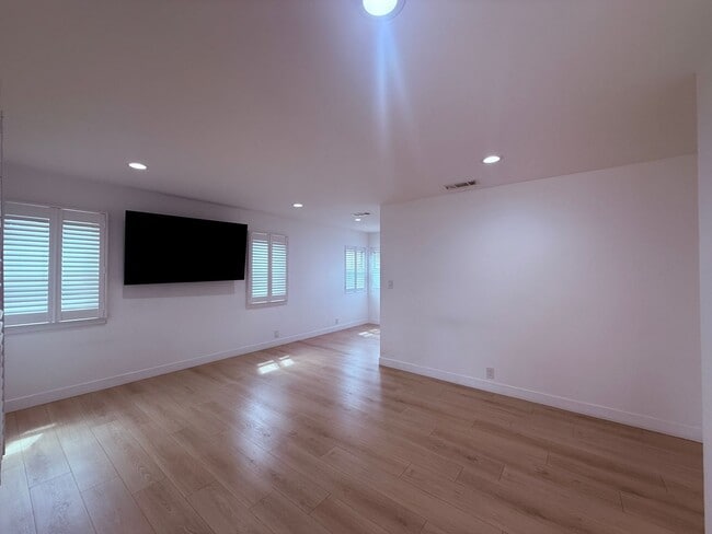 Building Photo - 654 W 3rd St