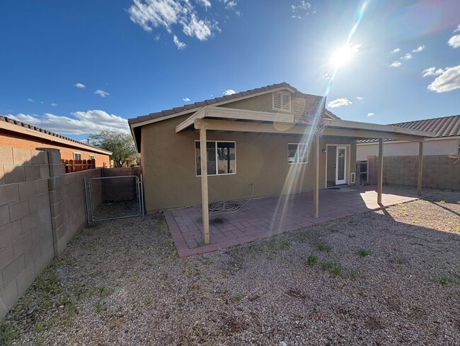 Building Photo - 3 bed 2 Bath NW Tucson Home