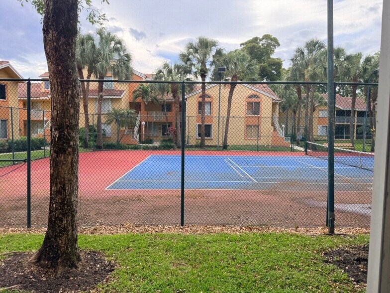 Building Photo - 998 Coral Club Dr