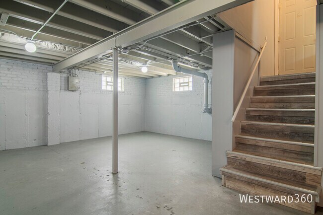 Building Photo - 14537 University Ave