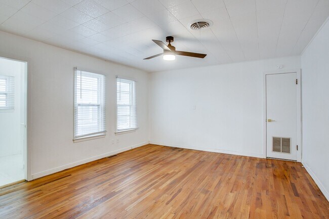 Building Photo - Pre Leasing for fall 2026! 4/3 in Medical District