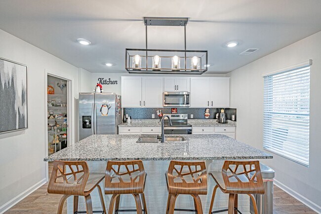 Building Photo - Spacious 4 bed, 2.5 bath Home with Neighbo...