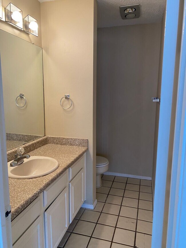 Building Photo - K242 - Croix #219