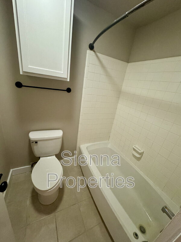 Building Photo - 1202 Thorpe Ln