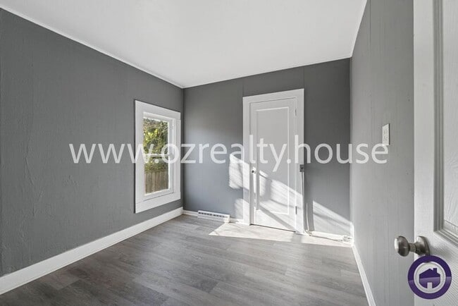 Building Photo - 1647 Eleanor Ave