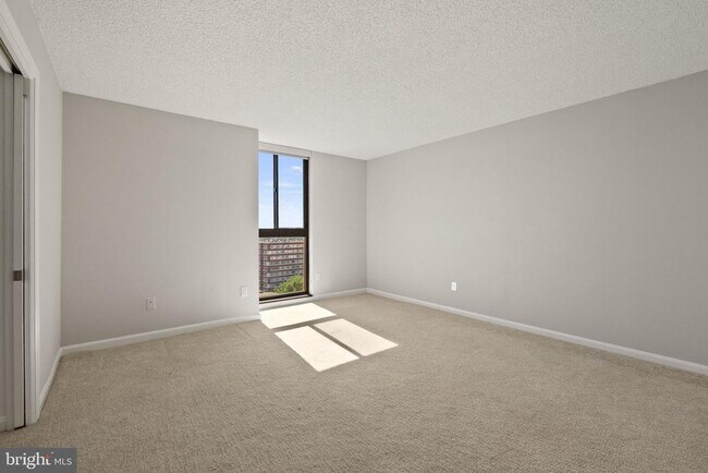 Building Photo - 1101 S Arlington Ridge Rd