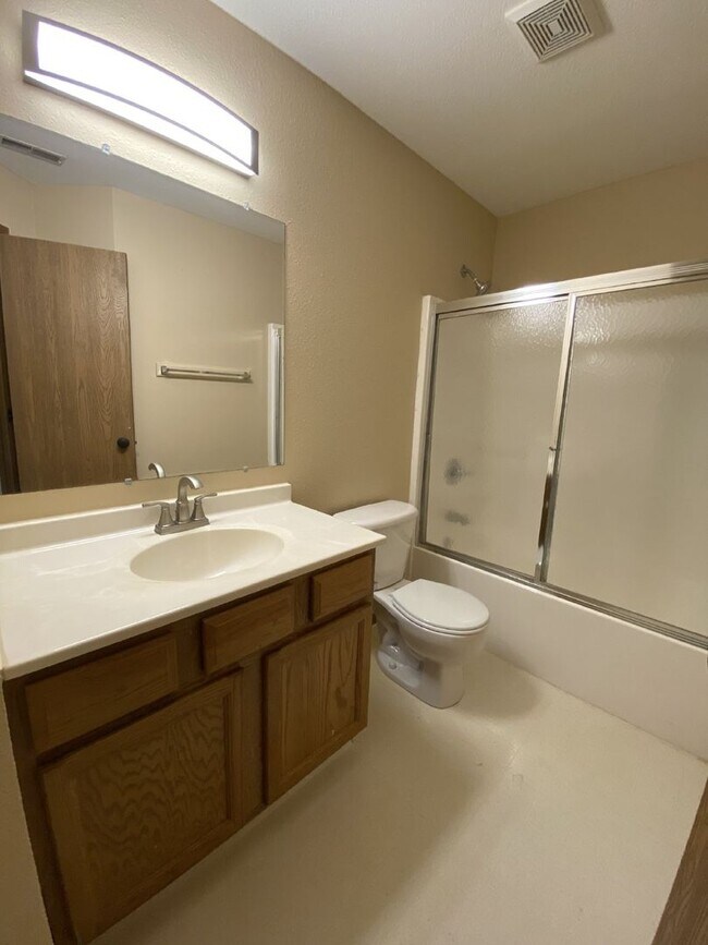 Building Photo - Excellent 3 bedroom with 2.5 bath with a b...