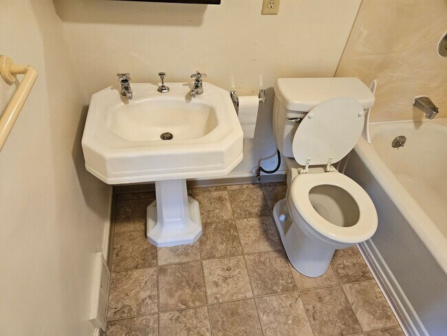 Building Photo - 1631li