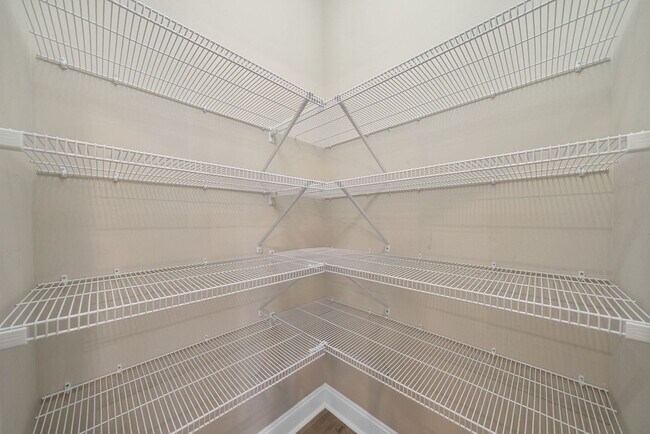 Building Photo - Luxury Meets Comfort: 5-Bed Beauty with Ch...