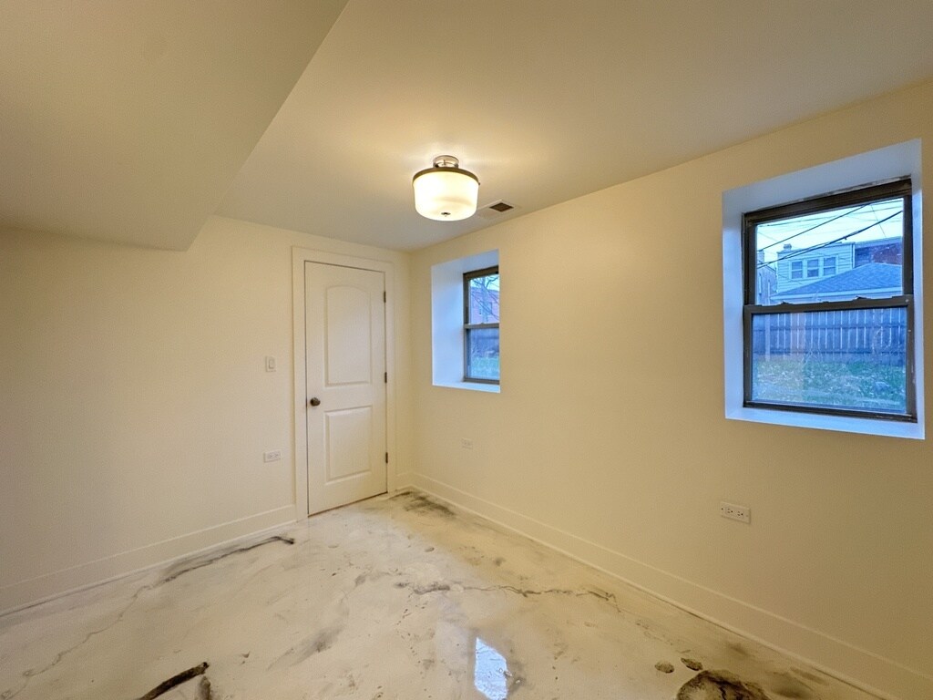 Building Photo - 2537 N Kildare Ave