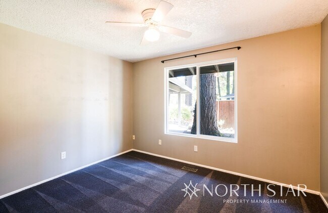 Building Photo - Charming One Level Home In The Four Season...