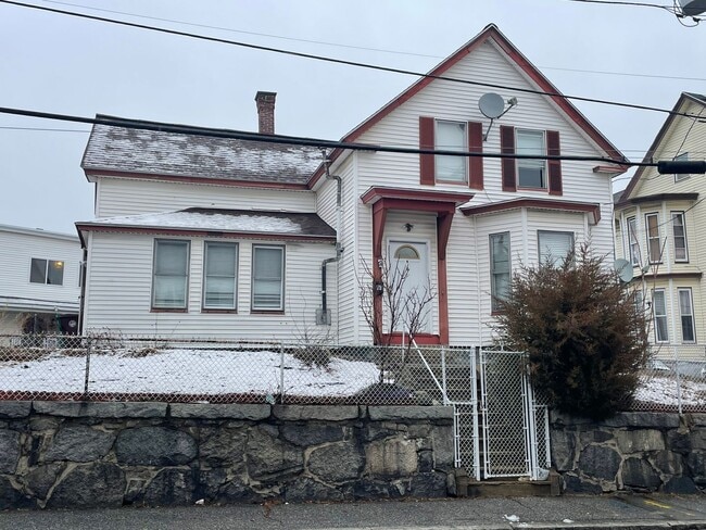 Building Photo - Bright, Spacious Single Family in Central Lowell, 4/5 Bedrooms, Off-street parking