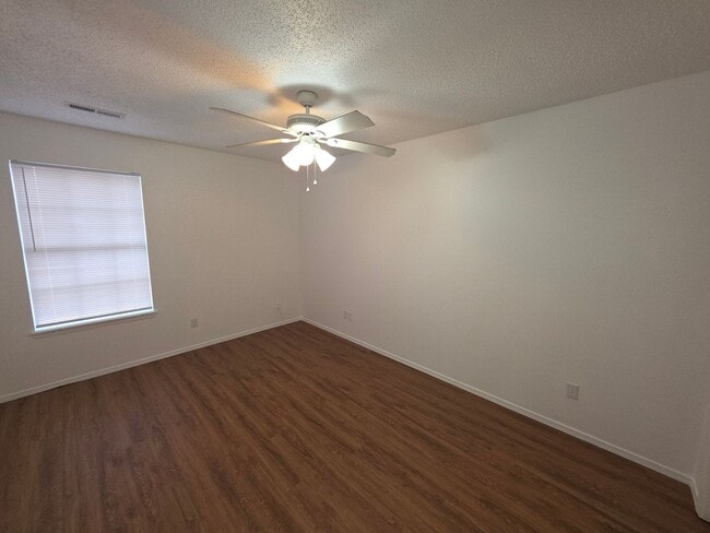 Building Photo - Nice 2 bedroom home with fenced in yard