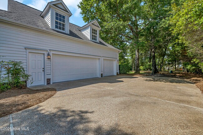 Building Photo - 844 Arboretum Dr