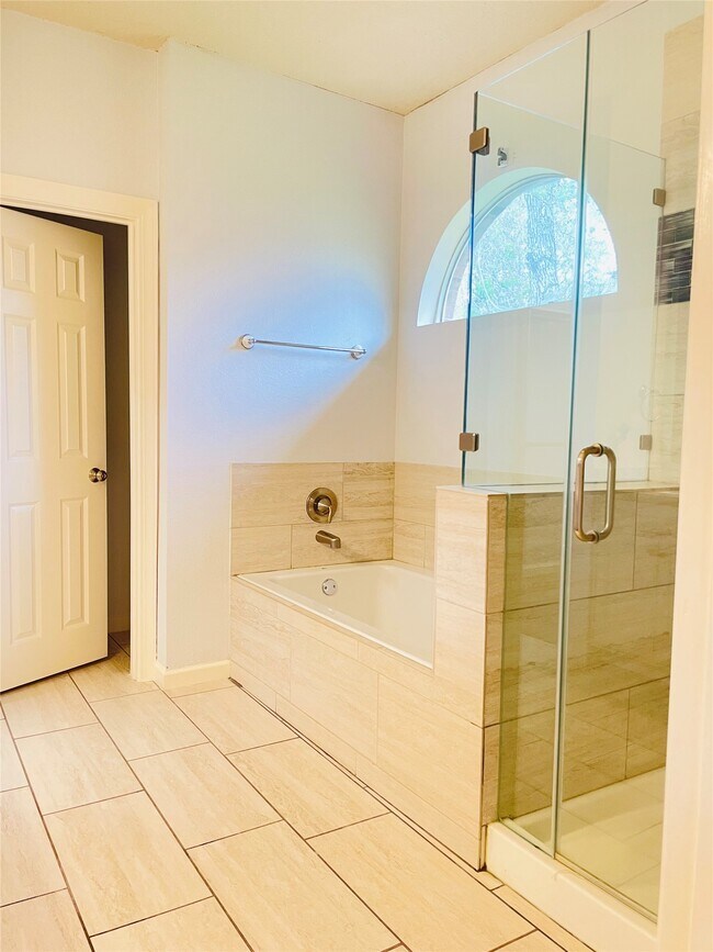 Building Photo - 20910 Medallion Pointe Dr