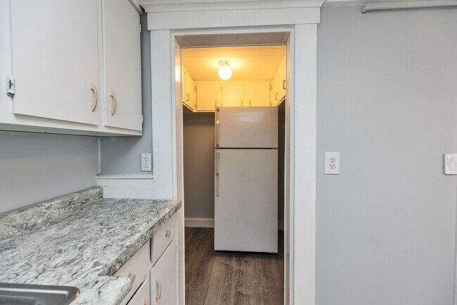 Building Photo - 27 School St