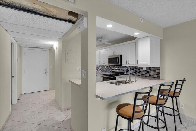 Building Photo - 7 Royal Palm Way