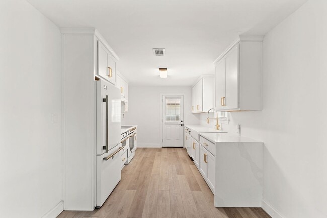 Building Photo - 2 Bed 1.5 Bath Jax Beach - Walk to the Beach- Newly remodeled