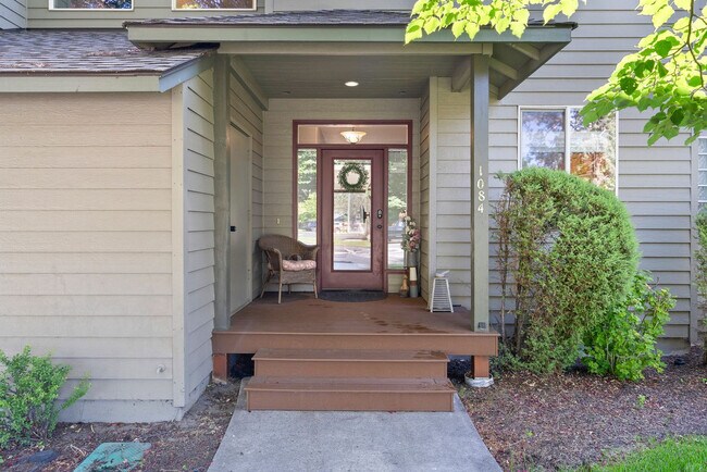 Building Photo - 1084 Golden Pheasant Dr