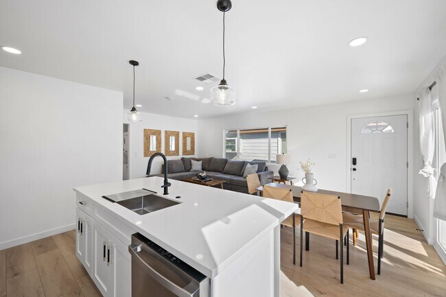 Building Photo - Newly Remodeled and Fully furnished- Mission Beach 5 bed 3 baths.