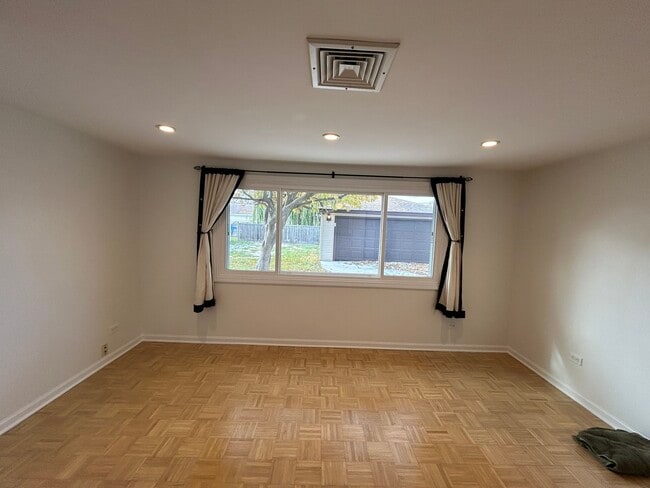 Building Photo - 946 E Grant Dr