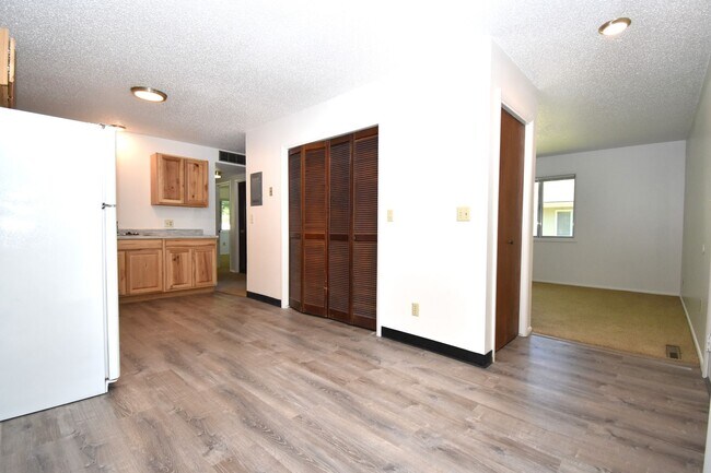 Building Photo - Spacious and charming! Conveniently located top floor 2 bedroom apartment.