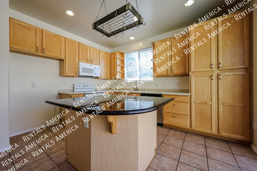 Building Photo - 528 W Mountain Sage Dr