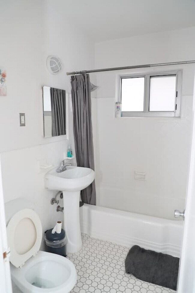 Building Photo - 219 Antilla Ave