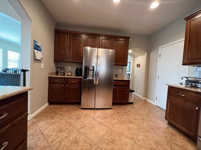 Building Photo - ABSOLUTELY AMAZING! Large 4 bedroom 2 stor...