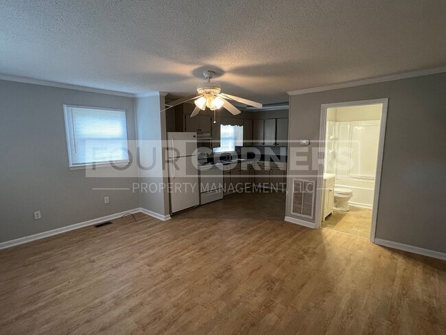 Building Photo - Lovely 2 Bedroom 1 Bath Home