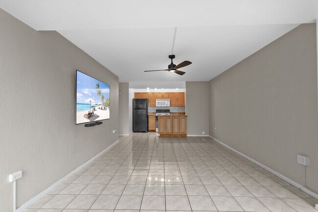 Building Photo - Pet-Friendly 2BR/1BA Townhouse in Makiki with Rooftop Pool & Lanai