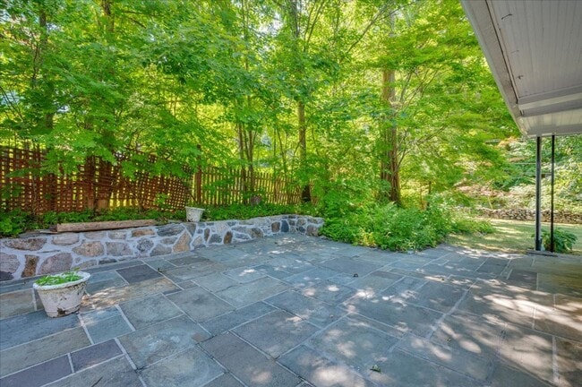 Building Photo - Classic Brick Multi-Level Home with Backya...
