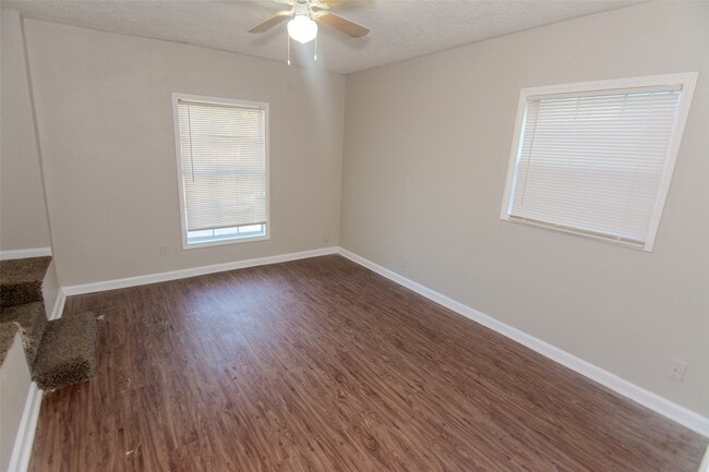 Building Photo - 1105 Mobile Dr