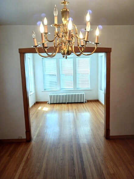 Living room - 5902 W Wilson Ave