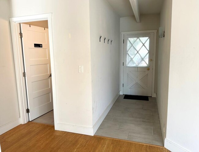 Building Photo - 2 bedroom in Seattle WA 98103