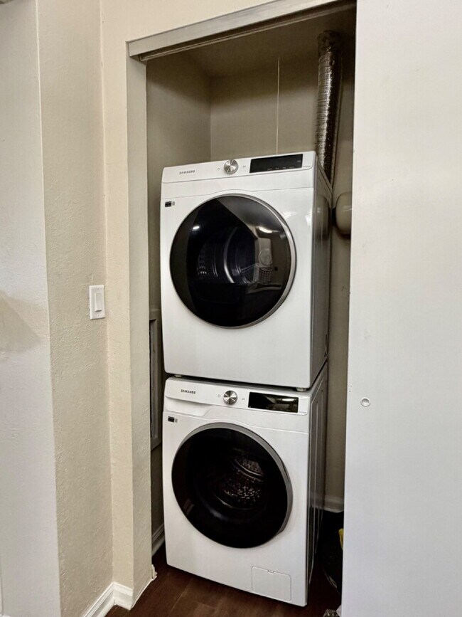 Building Photo - 50% OFF your 1st Month's Rent!!  Garden-Level Condo Featuring 1bd/1ba in Desirable Stoney Creek C...