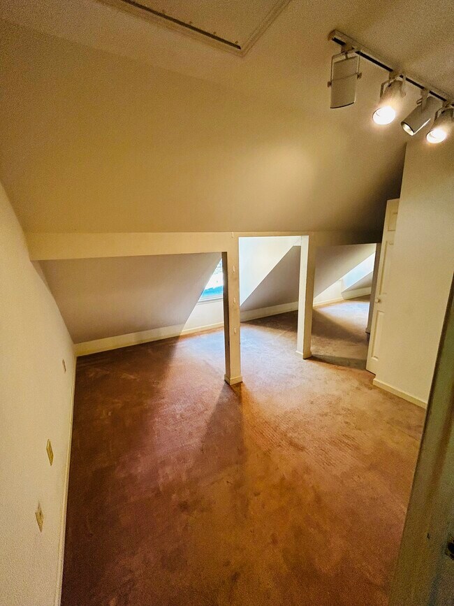 Building Photo - 709 Pineapple Pointe