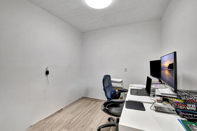 Building Photo - 6025 Balboa Cir