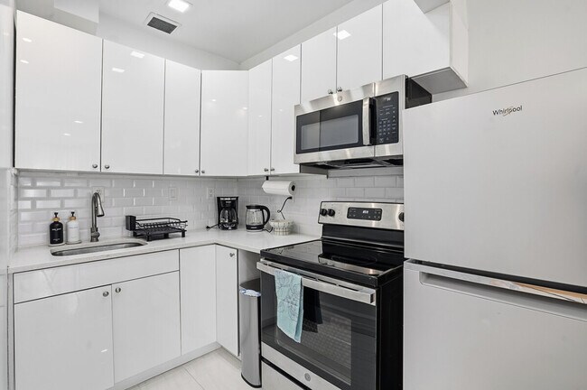 Building Photo - 1569 Lexington Ave