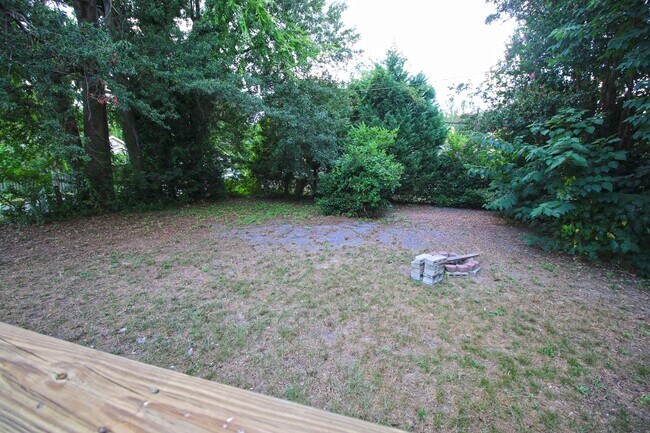 Building Photo - 2026/2027 PRE-LEASE! 5 Bedroom - Close to ...