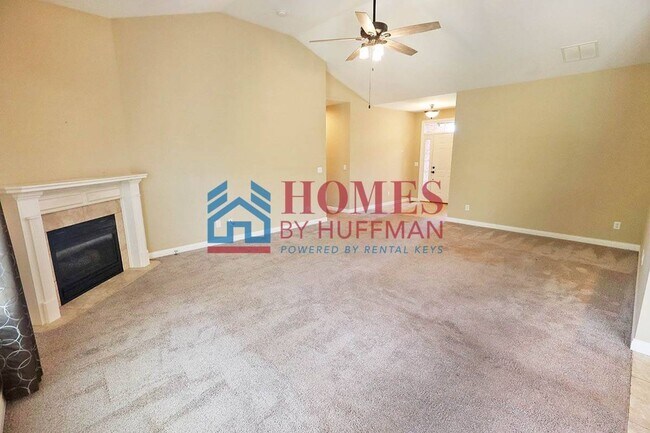 Building Photo - Three Bedroom | Two Bathroom | Newburgh
