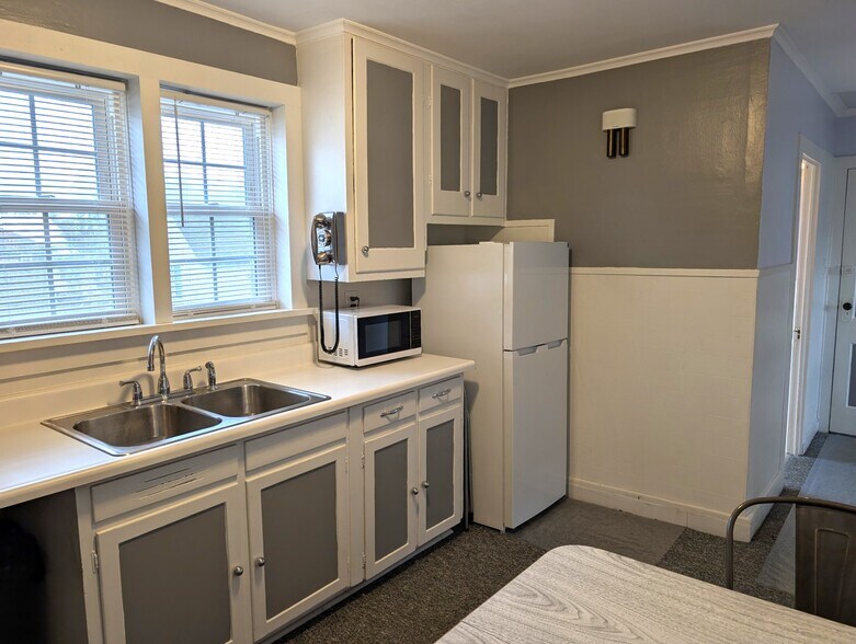 Building Photo - 5486 Broadway