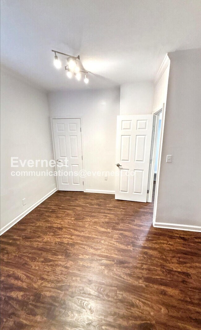 Building Photo - 3 Bed/2 Bath Home with Fenced Yard / Available Now!