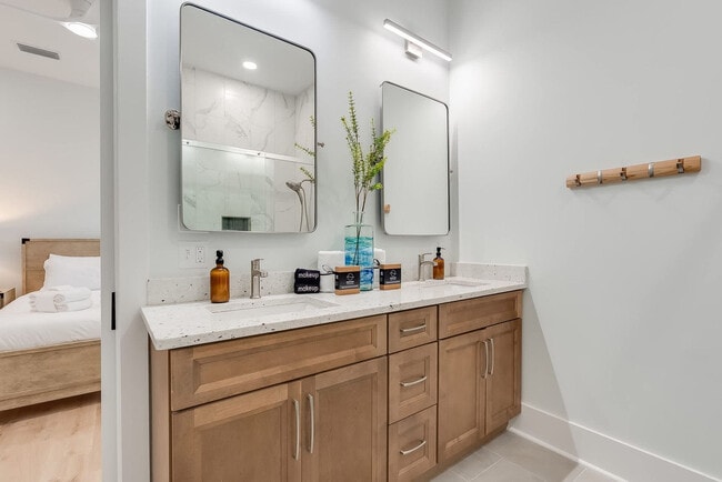 Building Photo - 223 E Lakeshore Dr