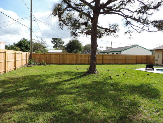 Building Photo - Three bedroom ranch home in Palm Bay.