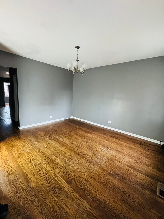 Building Photo - 2123 N Mango Ave